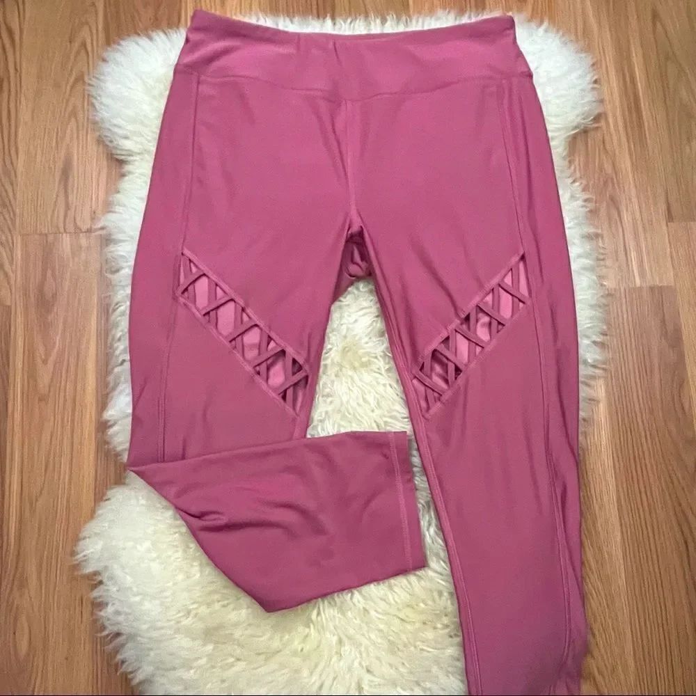 N.Y.L New York Laundry Mauve Cut Out Capri Workouts Leggings L